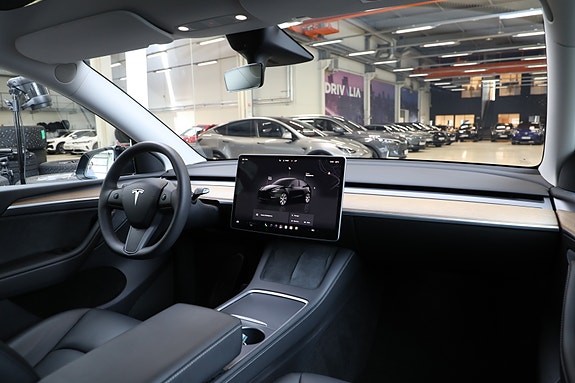 Tesla Model Y 12 of 30