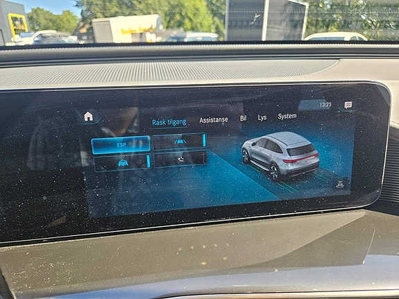 Mercedes-Benz EQC400 24 of 30