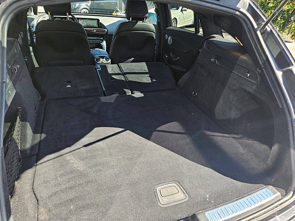 Mercedes-Benz EQC400 11 of 30