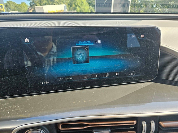 Mercedes-Benz EQC400 22 of 30