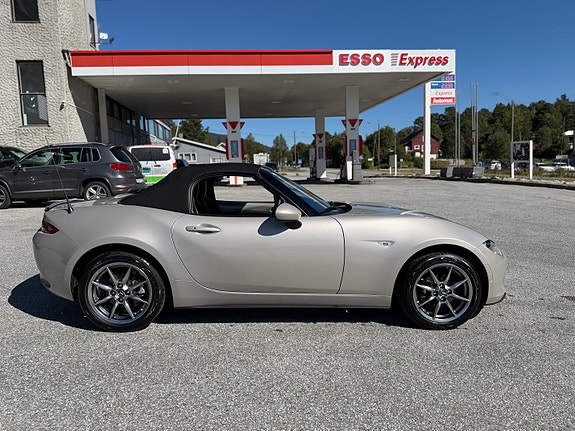 Mazda MX-5 4 of 29