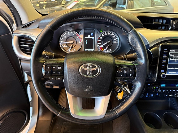 Toyota HiLux 14 of 25