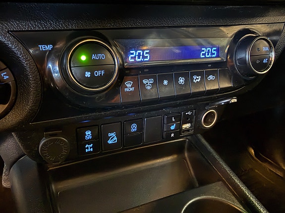 Toyota HiLux 22 of 25