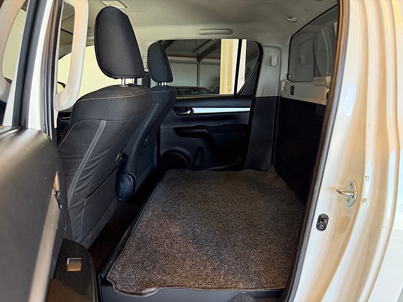 Toyota HiLux 10 of 25