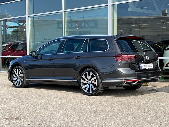 Volkswagen Passat 3 of 24