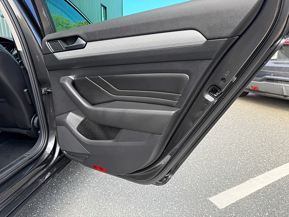 Volkswagen Passat 18 of 24