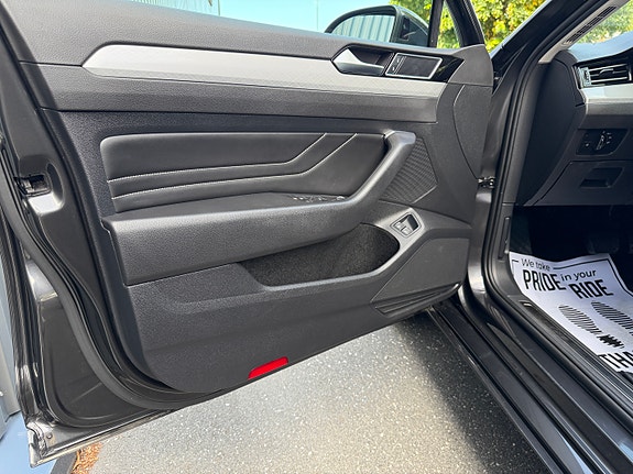 Volkswagen Passat 9 of 24