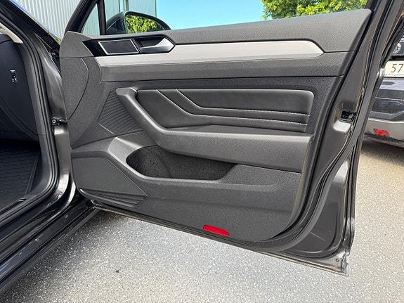 Volkswagen Passat 14 of 24