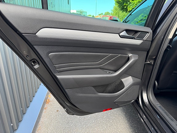 Volkswagen Passat 22 of 24