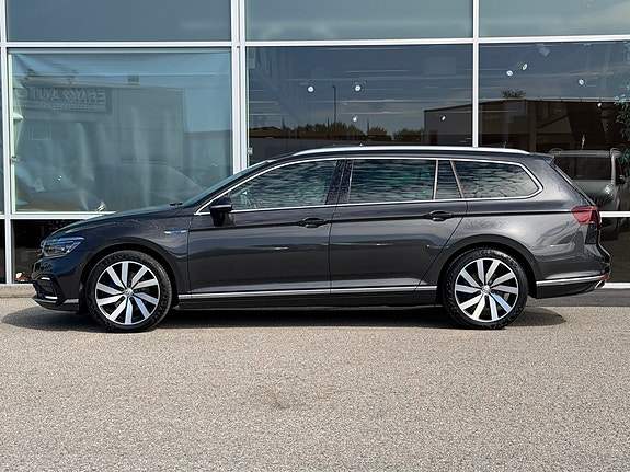 Volkswagen Passat 2 of 24