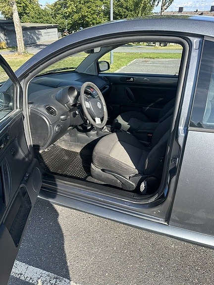 Volkswagen New Beetle 4 of 7