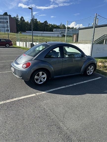 Volkswagen New Beetle 2 of 7