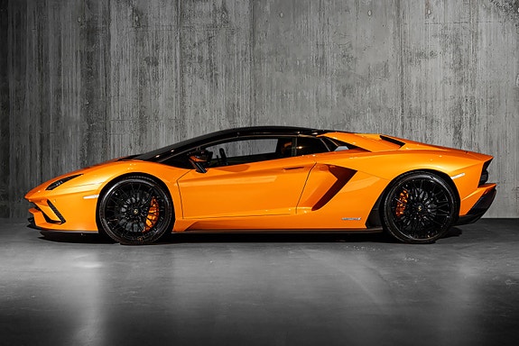 Lamborghini Aventador 3 of 30