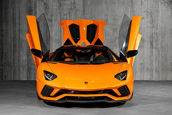Lamborghini Aventador 11 of 30