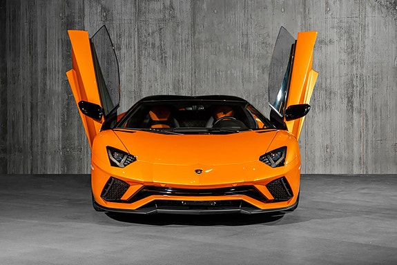 Lamborghini Aventador 10 of 30