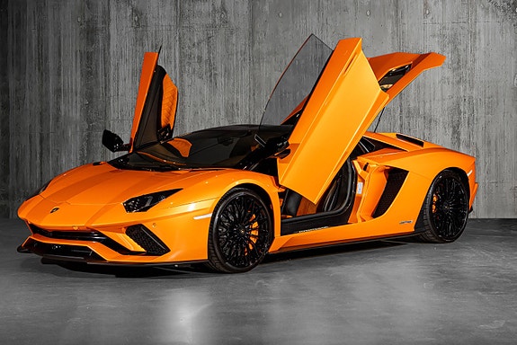 Lamborghini Aventador 5 of 30