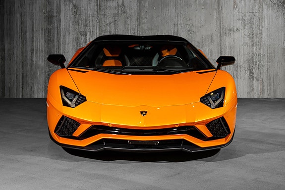 Lamborghini Aventador 7 of 30