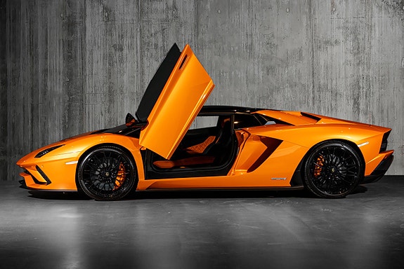 Lamborghini Aventador 4 of 30