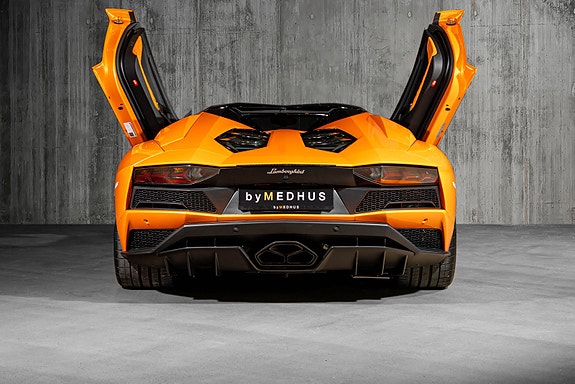 Lamborghini Aventador 12 of 30
