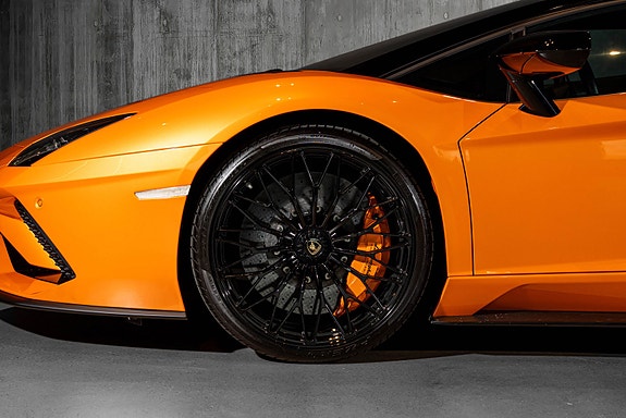 Lamborghini Aventador 15 of 30