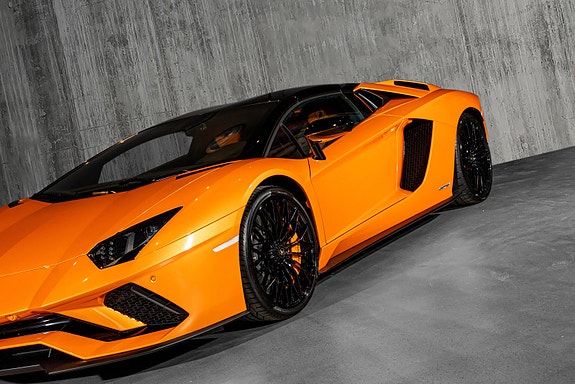 Lamborghini Aventador 6 of 30