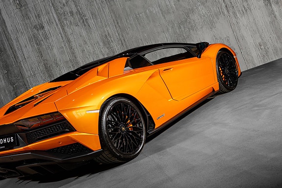 Lamborghini Aventador 14 of 30