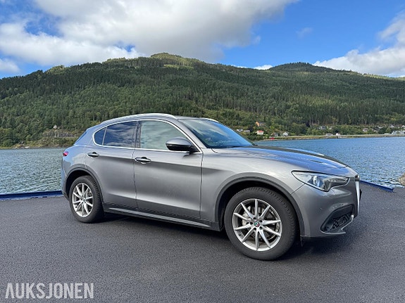 Alfa Romeo Stelvio 2 of 26