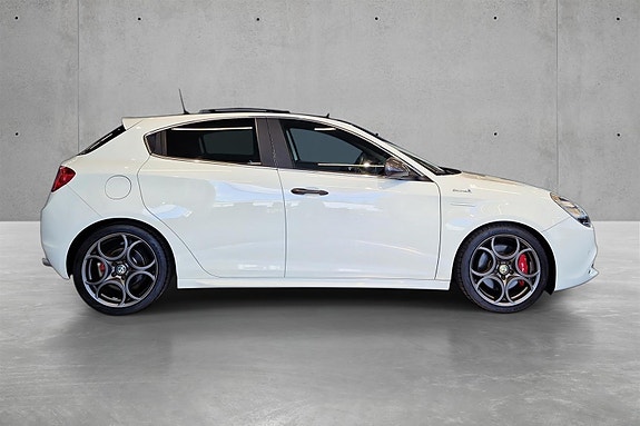 Alfa Romeo Giulietta 2 of 17