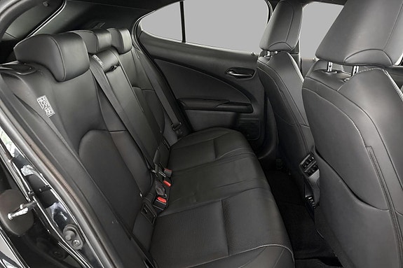 Lexus UX300e 25 of 28