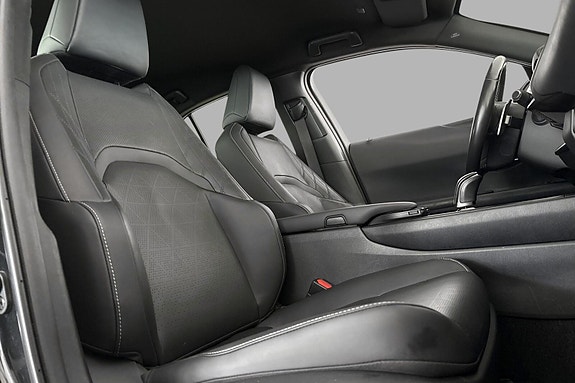Lexus UX300e 22 of 28