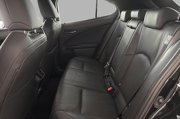 Lexus UX300e 24 of 28