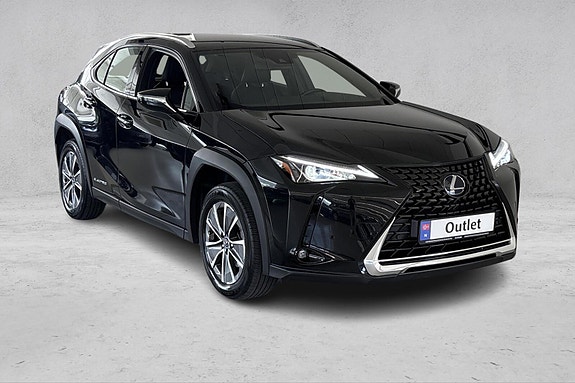 Lexus UX300e 8 of 28