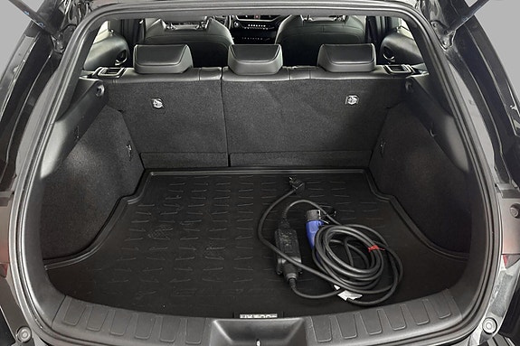 Lexus UX300e 26 of 28