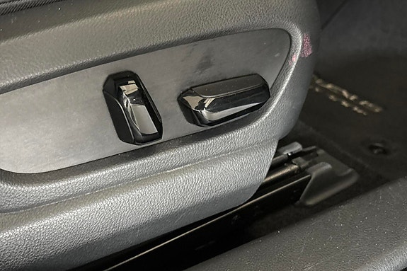 Lexus UX300e 23 of 28