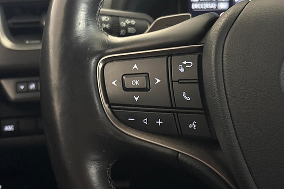 Lexus UX300e 13 of 28