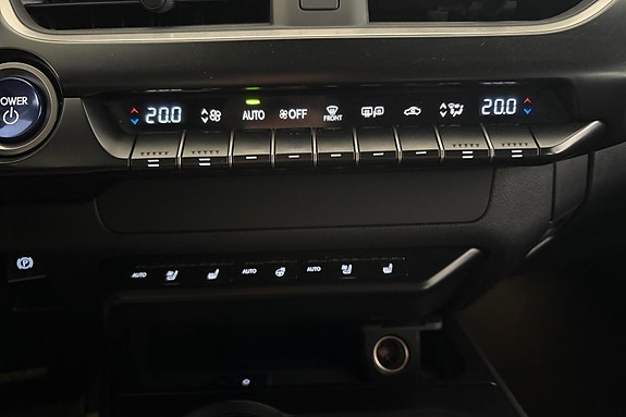 Lexus UX300e 18 of 28