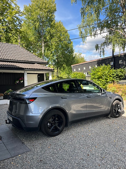 Tesla Model Y 5 of 19