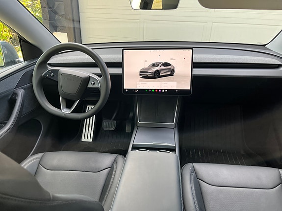 Tesla Model Y 7 of 19