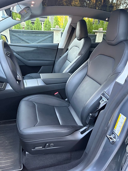 Tesla Model Y 10 of 19