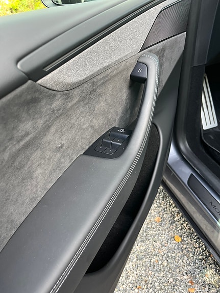 Tesla Model Y 11 of 19
