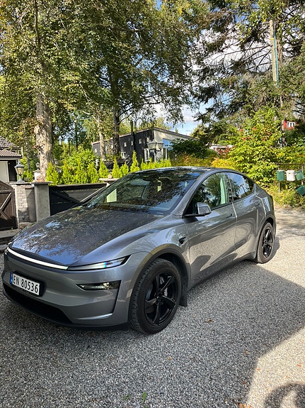 Tesla Model Y 2 of 19