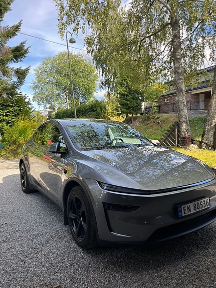 Tesla Model Y 3 of 19