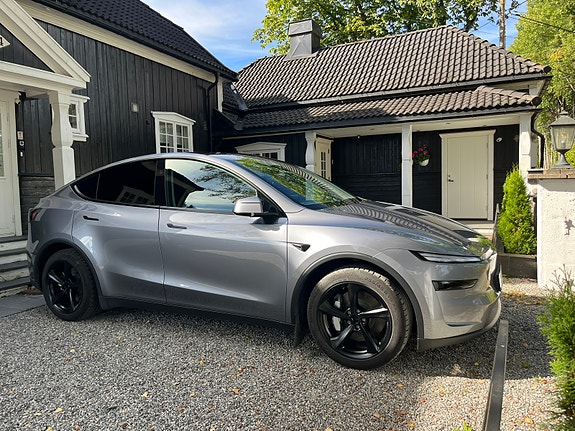 Tesla Model Y 4 of 19