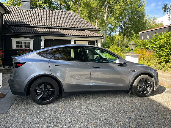 Tesla Model Y 6 of 19