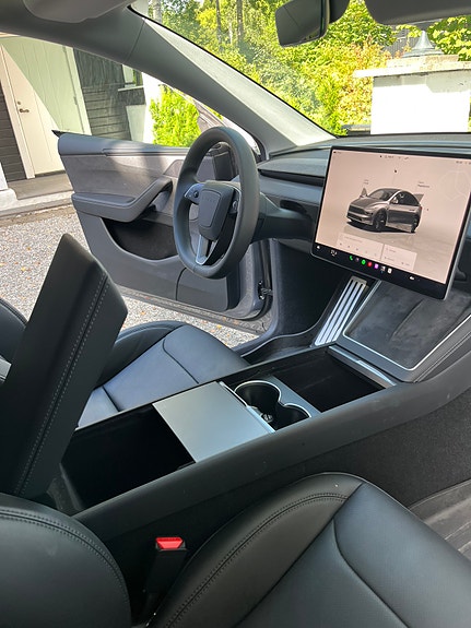 Tesla Model Y 9 of 19