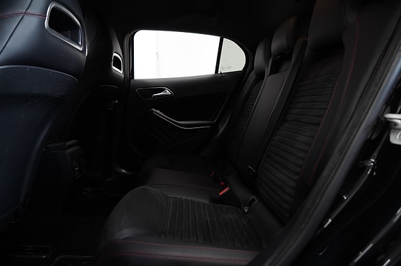 Mercedes-Benz GLA200 10 of 23