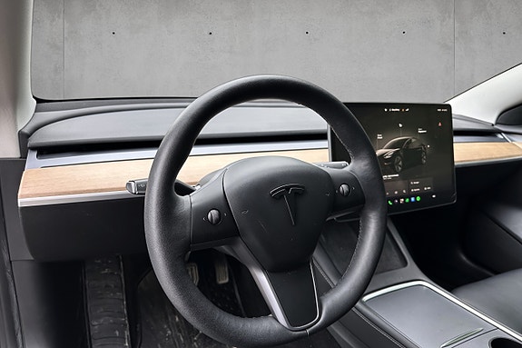 Tesla Model 3 7 of 9