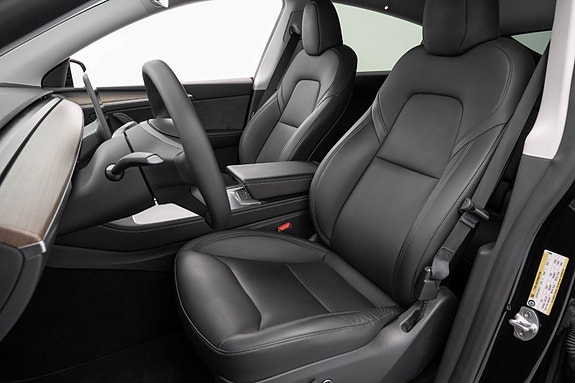 Tesla Model Y 9 of 26