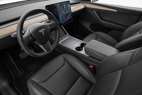 Tesla Model Y 7 of 26