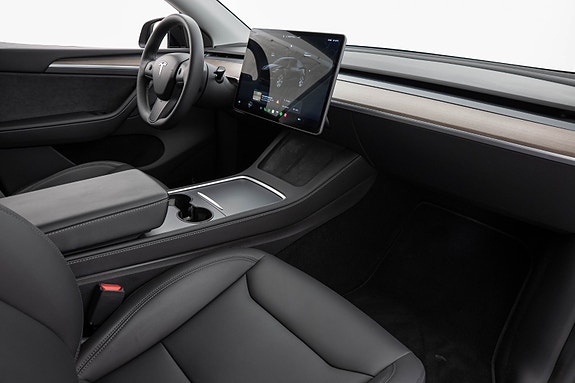 Tesla Model Y 10 of 26